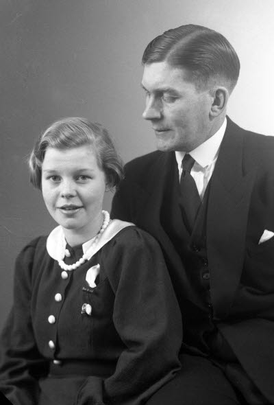 Porträtt av ett par; en herre och en dam. Ateljefoto.