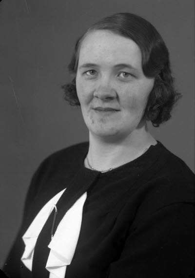 Porträtt av en dam. Ateljefoto.