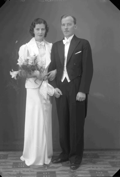 Porträtt av ett brudpar. Ateljefoto.