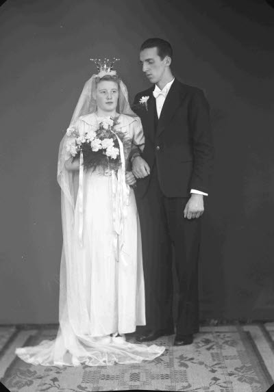 Porträtt av ett brudpar. Ateljefoto.