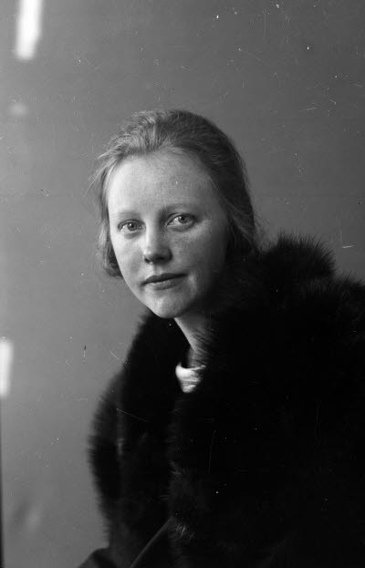 Porträtt av en dam. Ateljefoto.