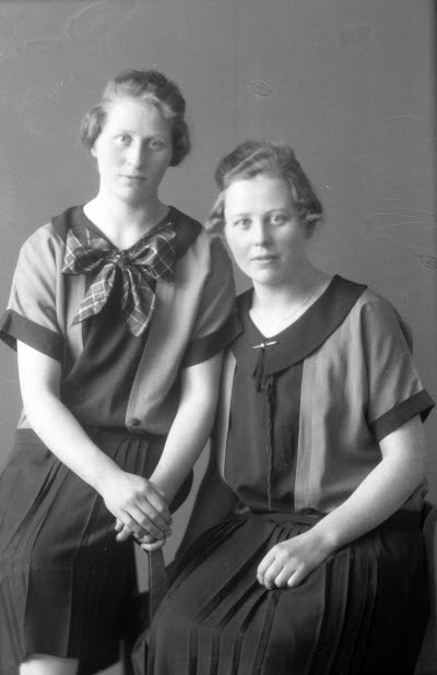 Porträtt av två damer. Ateljefoto.