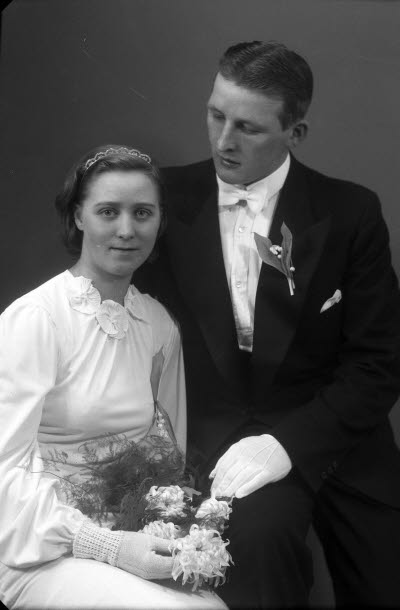 Porträtt av ett brudpar. Ateljefoto.