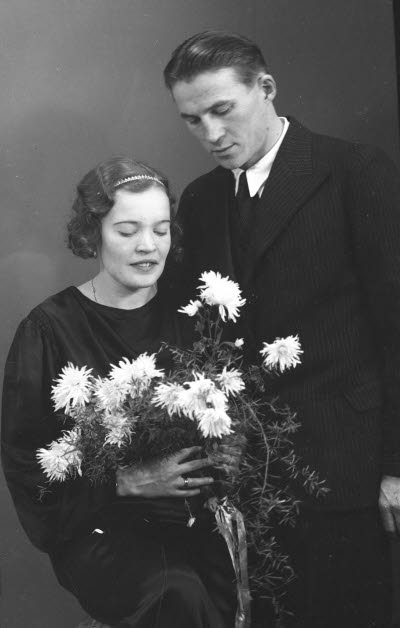 Porträtt av ett brudpar. Ateljefoto.