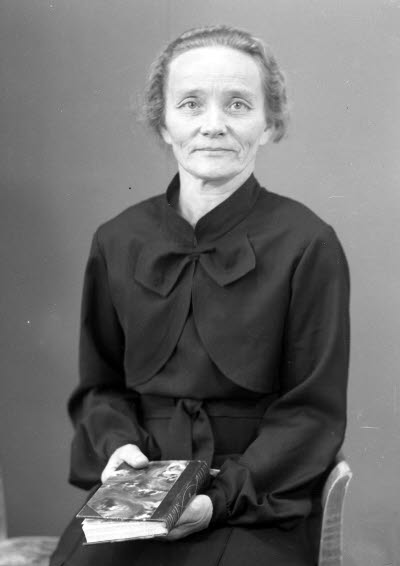 Porträtt av en dam. Ateljefoto.