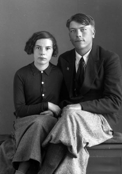 Porträtt av ett par. En dam och en herre. Ateljefoto.