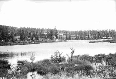 Kaptensgården i Malmberget. En sjö/tjärn i förgrunden.