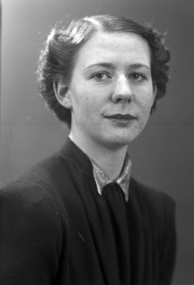 Porträtt av en dam. Ateljefoto.