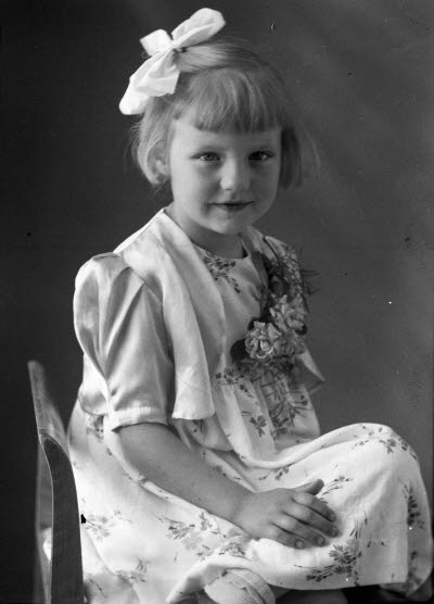 Porträtt av ett barn; en flicka. Ateljefoto.