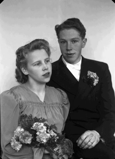 Porträtt av ett brudpar. Ateljefoto.