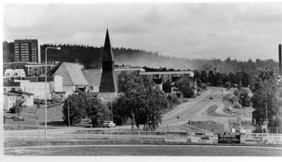 Finnstan, Malmberget. Allhelgonakyrkan, Gällivarevägen. I bakgrunden, dammoln ur Kaptensgropen.