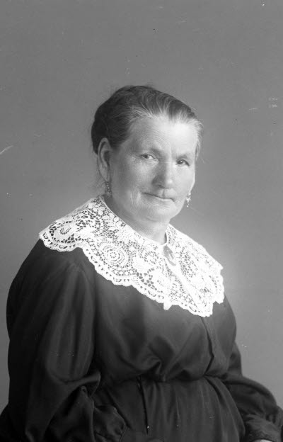 Porträtt av en äldre dam. Ateljefoto.