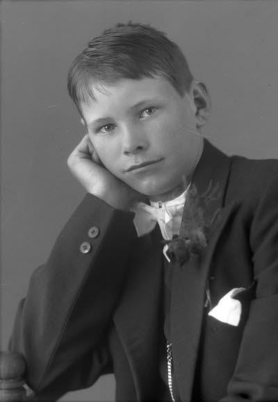 Porträtt av en pojke. Ateljefoto.