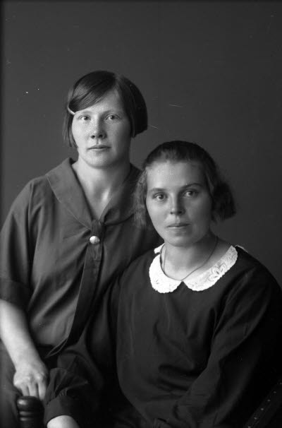 Porträtt av 2 damer. Ateljefoto.