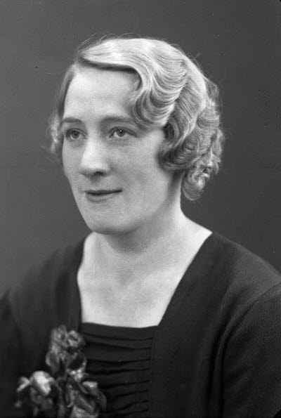 Porträtt av en dam. Ateljefoto.