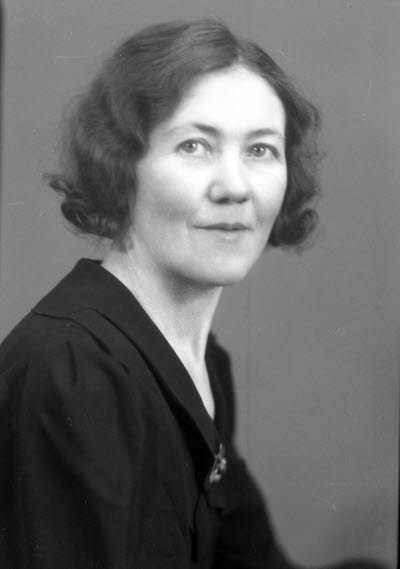 Porträtt av en dam. Ateljefoto.