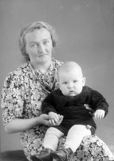 Porträtt av en dam och ett barn; mor och barn. Ateljefoto.