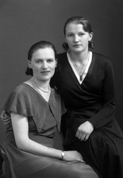 Porträtt av två damer. Ateljefoto.