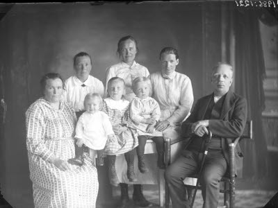 Porträtt av familj. Ateljefoto.