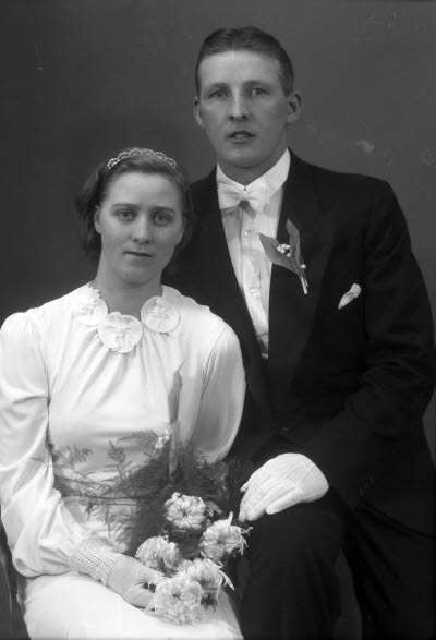 Porträtt av ett brudpar. Ateljefoto.