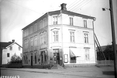 Risbergs speceri- och matvaruaffär. Risbergs fastighet.