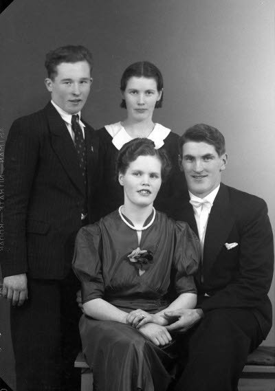 Porträtt av två par; två herrar och två damer. Ateljefoto.