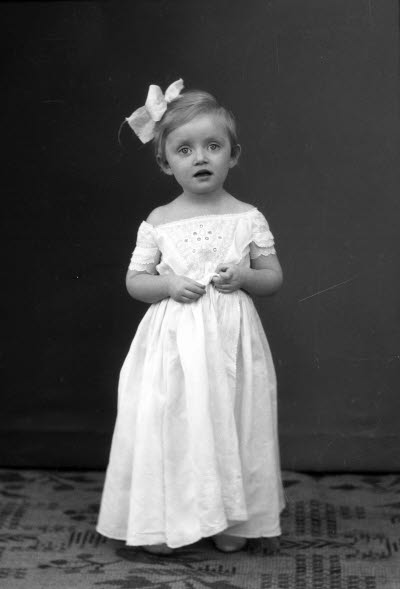 Porträtt av ett barn, en flicka. Ateljefoto.