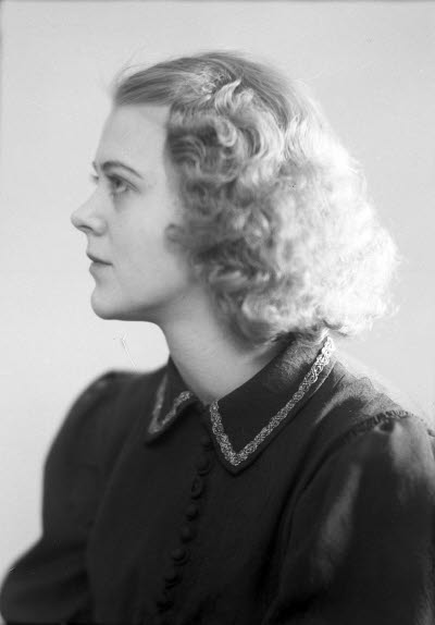 Porträtt av en dam. Ateljefoto.