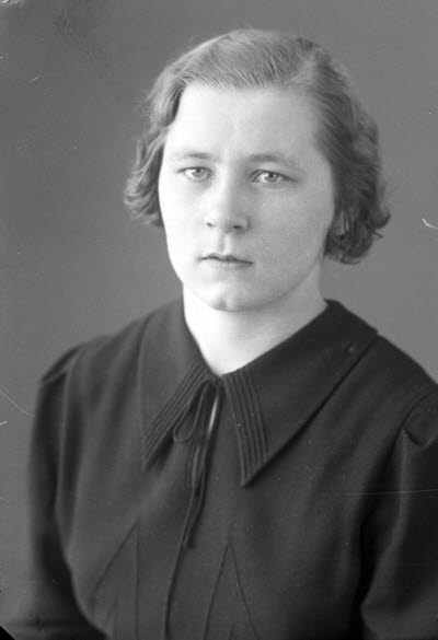 Porträtt av en dam. Ateljefoto.