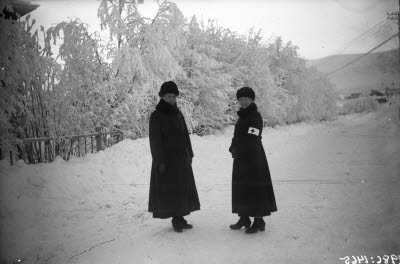 Två slumsystrar. Hedenområdet, Gällivare. Vinterbild.