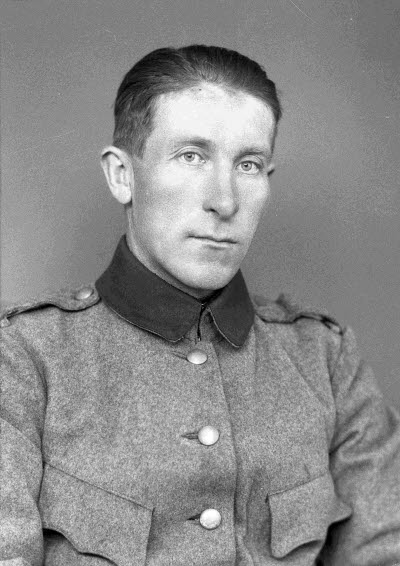 Porträtt av en herre i militäruniform. Ateljefoto.