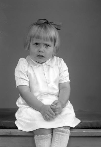 Porträtt av ett barn; en flicka. Ateljefoto.