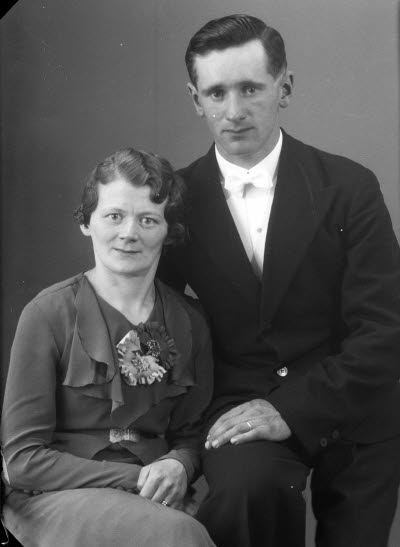 Porträtt av ett par; en herre och en dam. Ateljefoto.