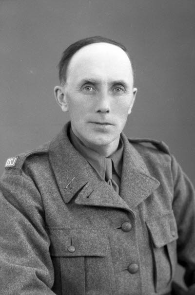 Porträtt av en herre i militäruniform. Ateljefoto.