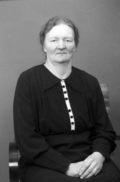 Porträtt av en dam. Ateljefoto.