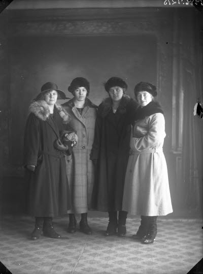Porträtt av 4 damer. Ateljefoto.