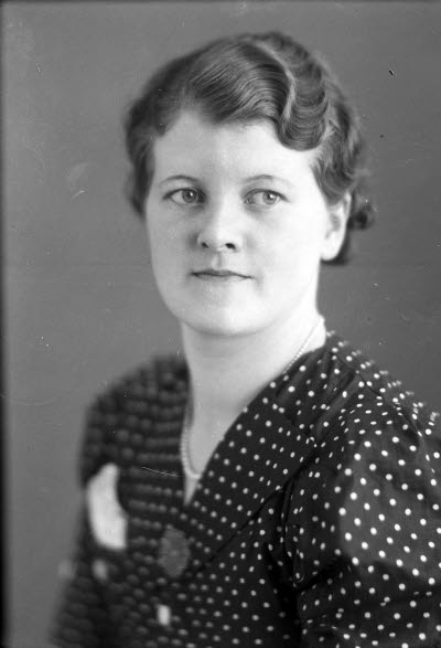 Porträtt av en dam. Ateljefoto.