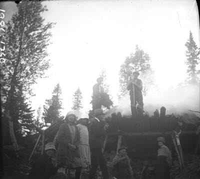 Tjärbränning. Gruppbild: oidentifierade.