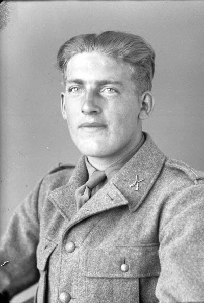 Militär: fältpost 10233.