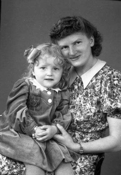 Porträtt av en dam och ett barn, en flicka. Ateljefoto.