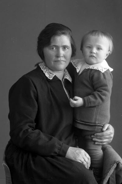 Porträtt av en dam och ett barn; mor och barn. Ateljefoto.