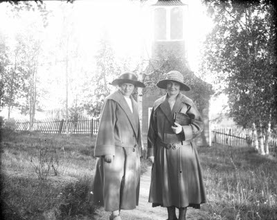 Två damer. En av dem, fotografen Ida Barrel. I bakgrunden: Gällivare gamla kyrka; Ettöreskyrkan, Lappkyrkan.