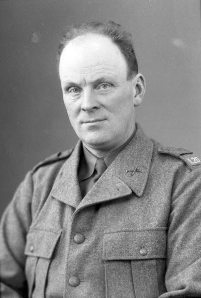 Porträtt av en herre i militäruniform. Ateljefoto.