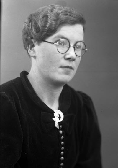 Porträtt av en dam. Ateljefoto.