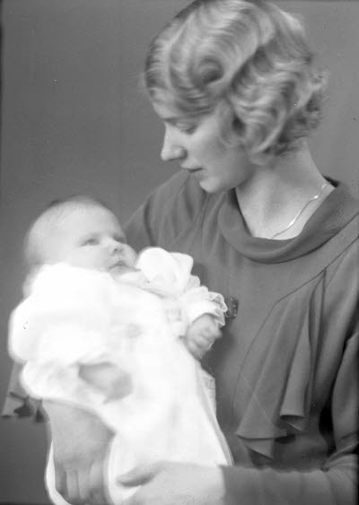 Porträtt av en dam och ett barn; mor och barn. Ateljefoto.