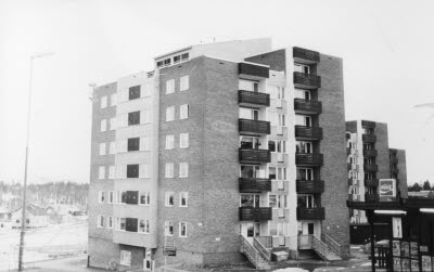 "Punkthusen". Gällivarevägen 15, 17 och 19, Malmberget. Tak skadade vid stormen 23-24/10 1983.