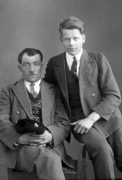 Porträtt av två herrar. Ateljefoto.