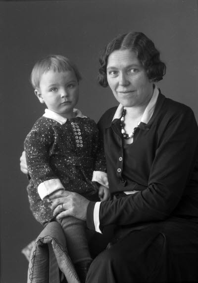 Porträtt av en dam och ett barn; mor och barn. Ateljefoto.