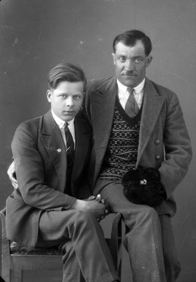 Porträtt av två herrar. Ateljefoto.