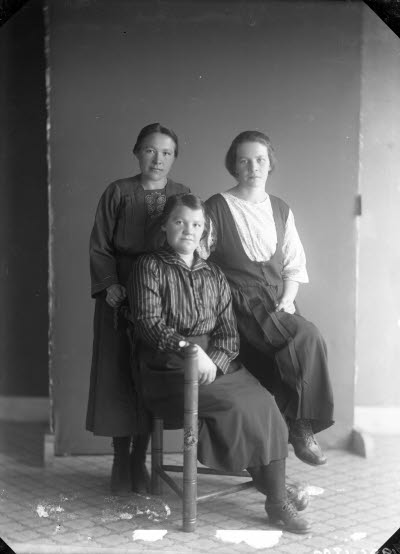 Porträtt av 3 damer. Ateljefoto.